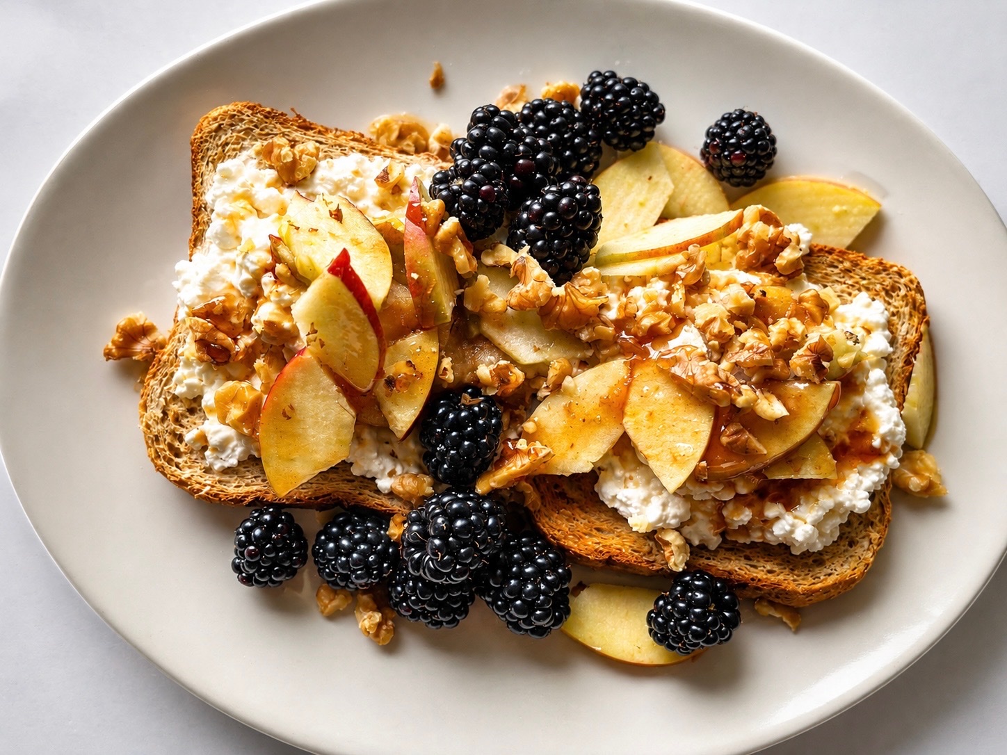 Vollkorntoast mit Hüttenkäse, Apfel, Brombeeren und Walnüssen – alltagstaugliche Ernährung für Pole Dancer