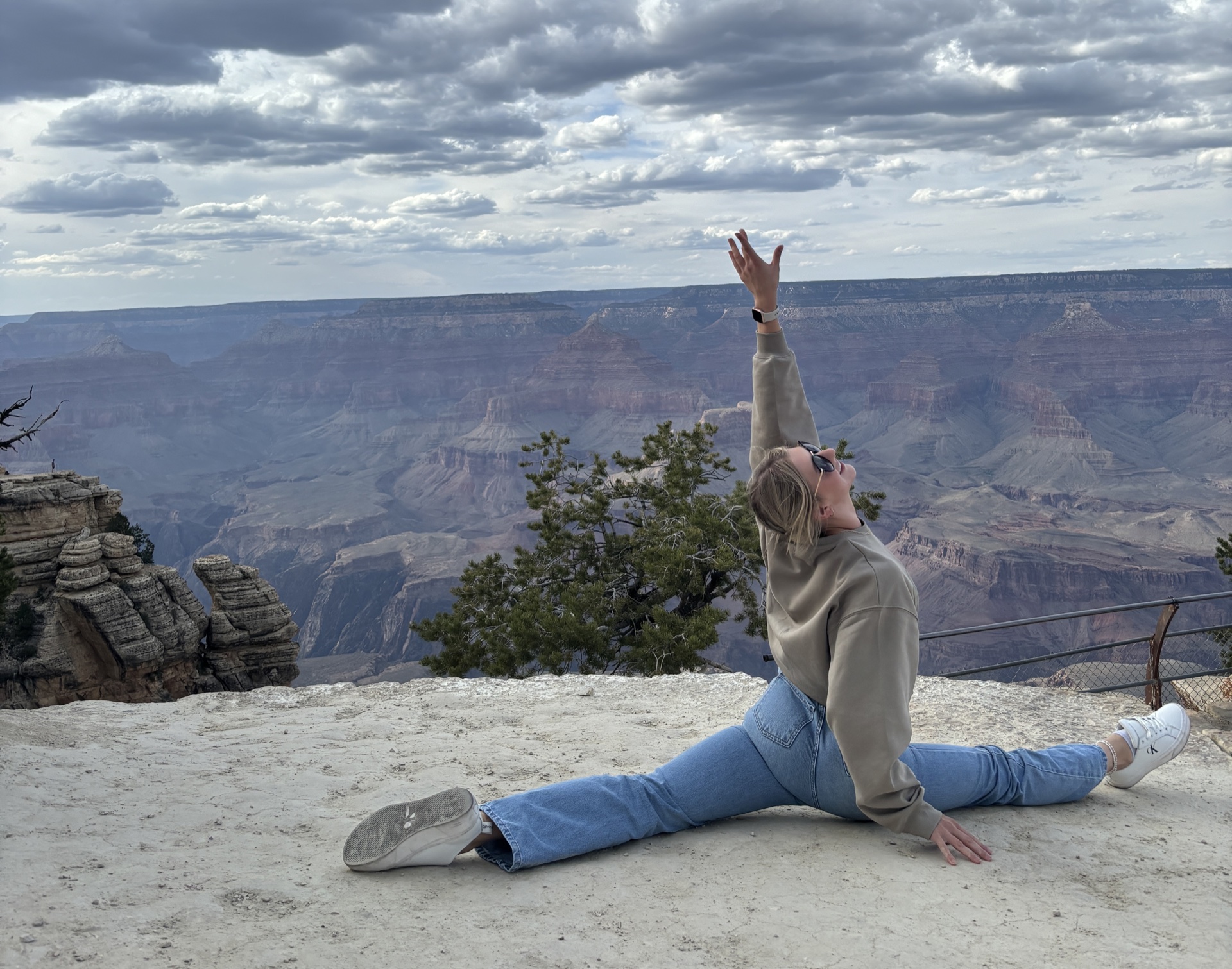 Spagat vor dem Panorama des Grand Canyon