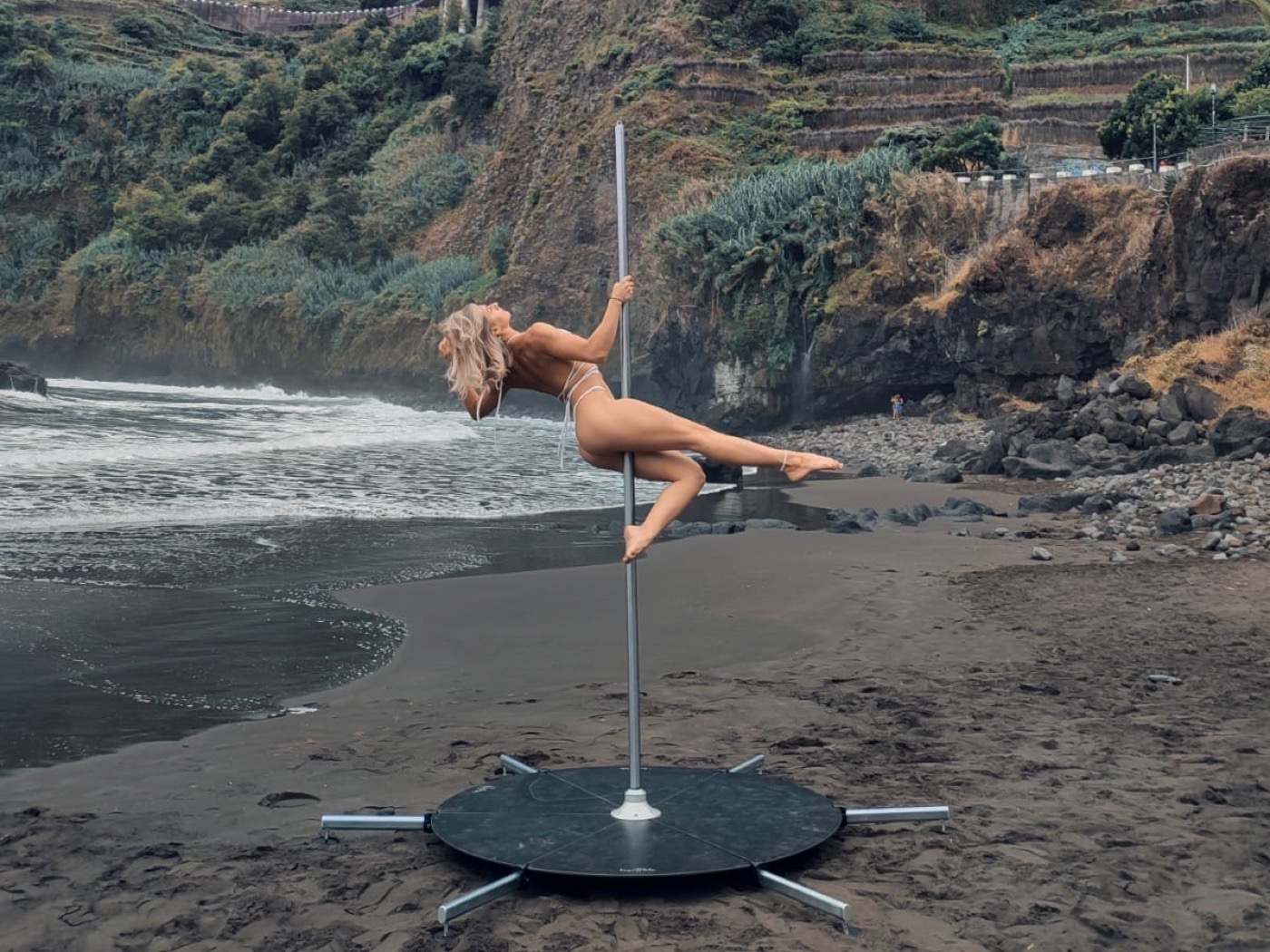 Pole Dance am Strand von Madeira vor grüner Steilküste